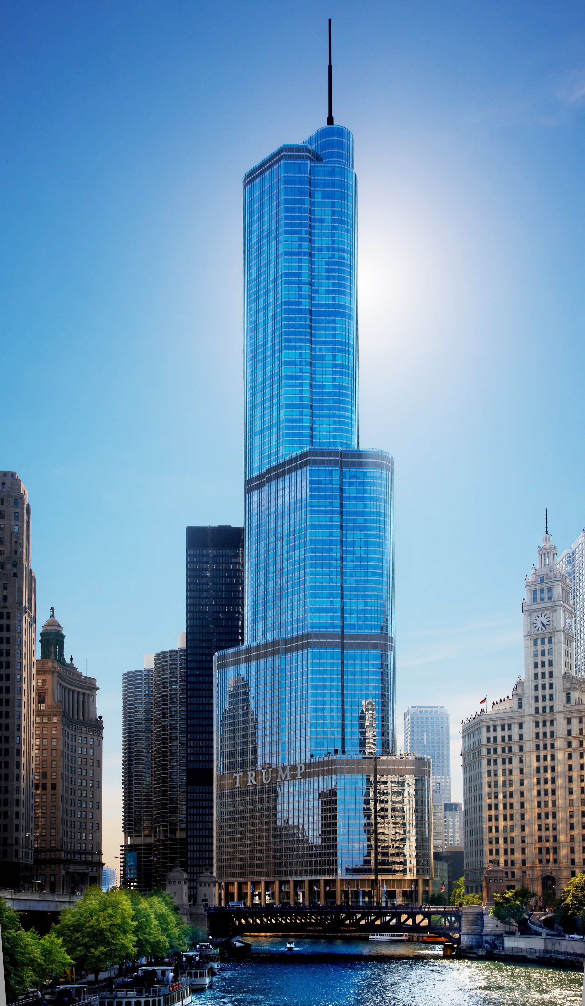 Trump International Hotel & Tower Chicago sobre el río Chicago