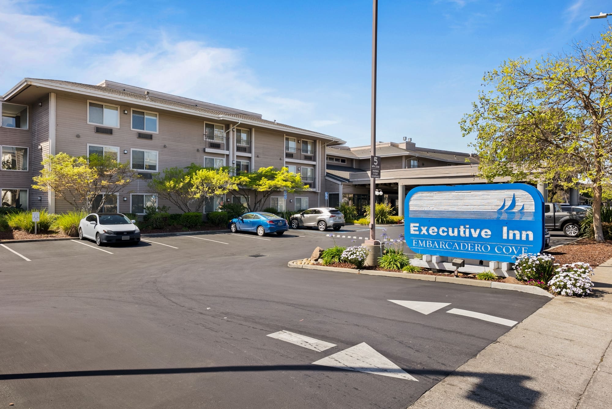 Executive Inn & Suites Embarcadero Cove